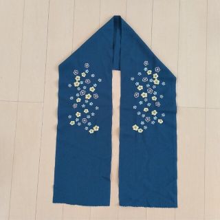 半衿  小花柄  刺繍　くすんだ紺色　半襟(和装小物)