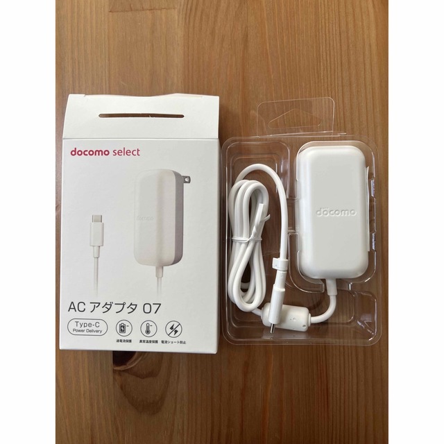 NTTdocomo(エヌティティドコモ)のdocomo ACアダプタ 07⭐︎新品・未使用⭐︎ スマホ/家電/カメラのスマートフォン/携帯電話(バッテリー/充電器)の商品写真