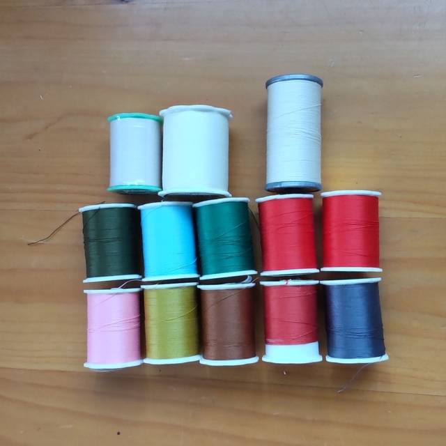 キルト用糸12本と手縫い糸1本 ハンドメイドの素材/材料(生地/糸)の商品写真