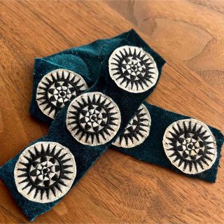 マライカ(MALAIKA)のモン族古布◎刺繍アンティークワッペン生地付き8個(各種パーツ)