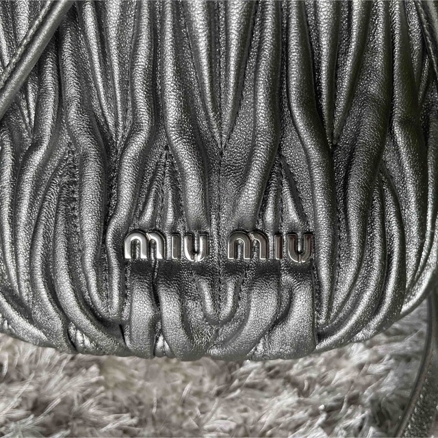 miumiu(ミュウミュウ)のいぬ太郎 様 専用 レディースのバッグ(ショルダーバッグ)の商品写真
