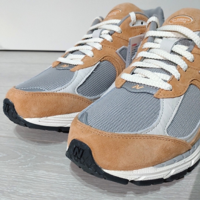 New Balance(ニューバランス)の定価以下 新品 ニューバランス M2002RHM ベージュ キャメル 992 メンズの靴/シューズ(スニーカー)の商品写真