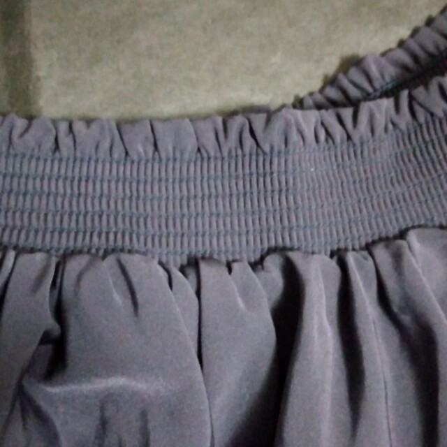 GU(ジーユー)のGU　ジーユー　ミニスカート　濃いグレー　サイズＳ レディースのスカート(ミニスカート)の商品写真