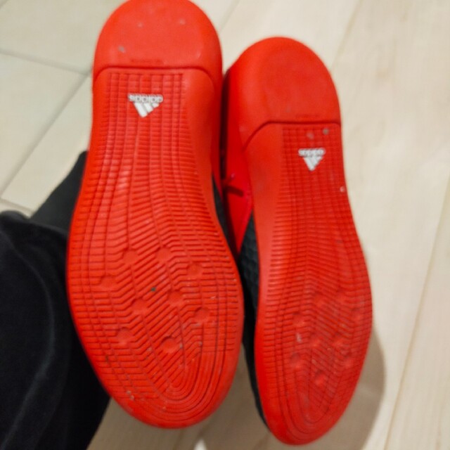 【匿名配送】【入手困難】新品 adidas サラチェット 赤 黒 24.5