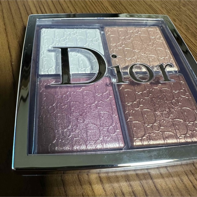 Dior(ディオール)のディオールバックステージフェイスグロウパレット 001 コスメ/美容のベースメイク/化粧品(フェイスパウダー)の商品写真