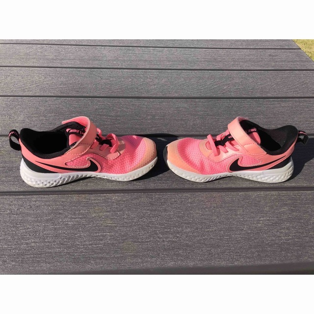NIKE(ナイキ)のNIKE レボリューション　ピンク　17センチ キッズ/ベビー/マタニティのキッズ靴/シューズ(15cm~)(スニーカー)の商品写真