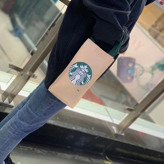 Starbucks(スターバックス)のスタバ海外限定 日本未販売ドリンク小物入れ　スナップ式　ベージュ　クリーム色  レディースのバッグ(トートバッグ)の商品写真