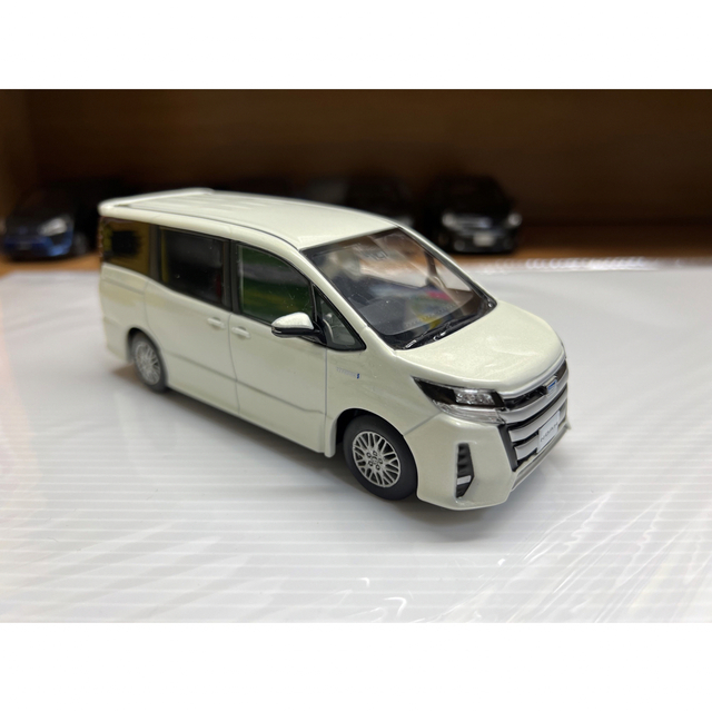 ファッションデザイナー 80系後期トヨタノアカラーサンプルミニカー
