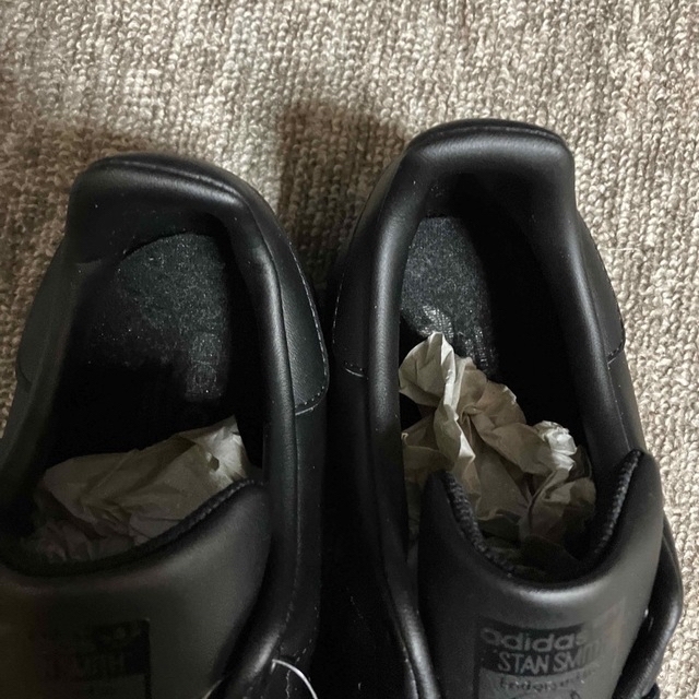 adidas(アディダス)のアディダス　スタンスミス  ブラック　本革　27.5 未使用品 メンズの靴/シューズ(スニーカー)の商品写真