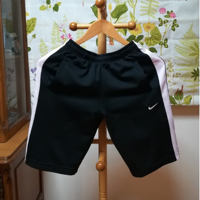 NIKE(ナイキ)の✨NIKE ナイキ 黒色のトレーニングパンツ ウエスト59cm前後 レディースのパンツ(ハーフパンツ)の商品写真