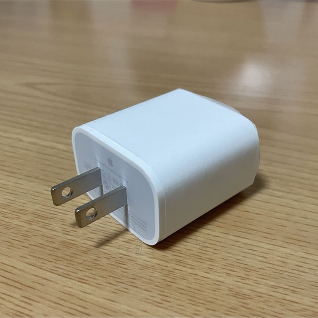 Apple(アップル)の20W USB-C 電源アダプタ　Apple 純正 スマホ/家電/カメラのスマートフォン/携帯電話(バッテリー/充電器)の商品写真