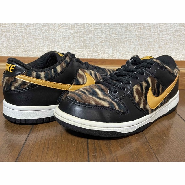 NIKE(ナイキ)のNIKE DUNK LOW GS "YEAR OF TIGER" 23.0cm  メンズの靴/シューズ(スニーカー)の商品写真