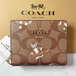 【新品】付属品付きCOACH  二つ折り財布 ネコ猫柄cat