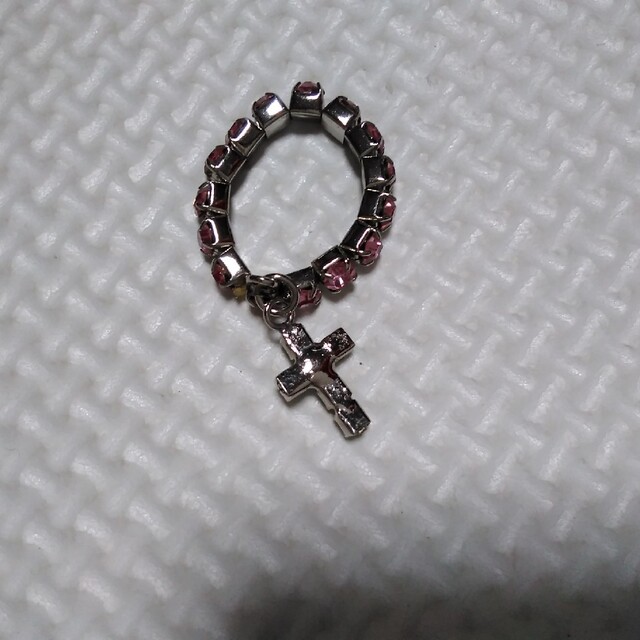 リング　指輪　伸びる　十字架　クリスタル　ピンク レディースのアクセサリー(リング(指輪))の商品写真