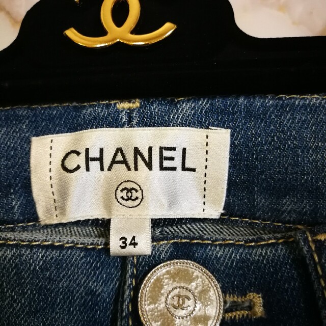 CHANEL(シャネル)のシャネル　幻　ロゴ入りデニム　34　未使用 レディースのパンツ(デニム/ジーンズ)の商品写真