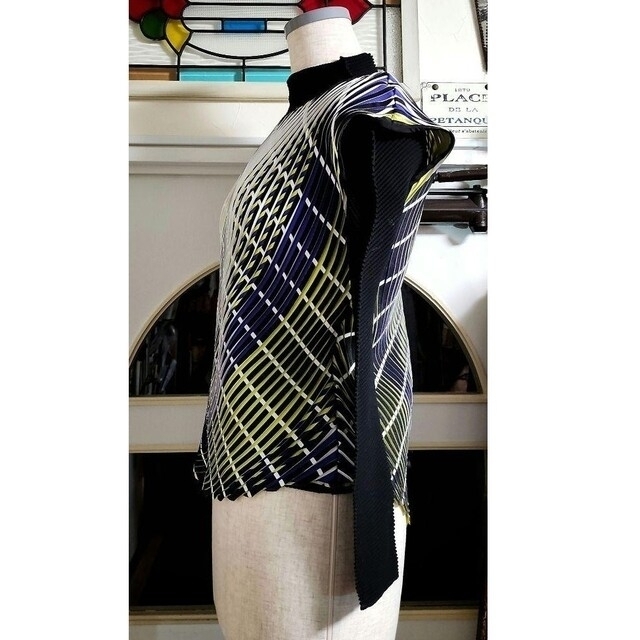 美品 イッセイミヤケ ISSEY MIYAKE 3D スチーム 袖なしトップス 超高