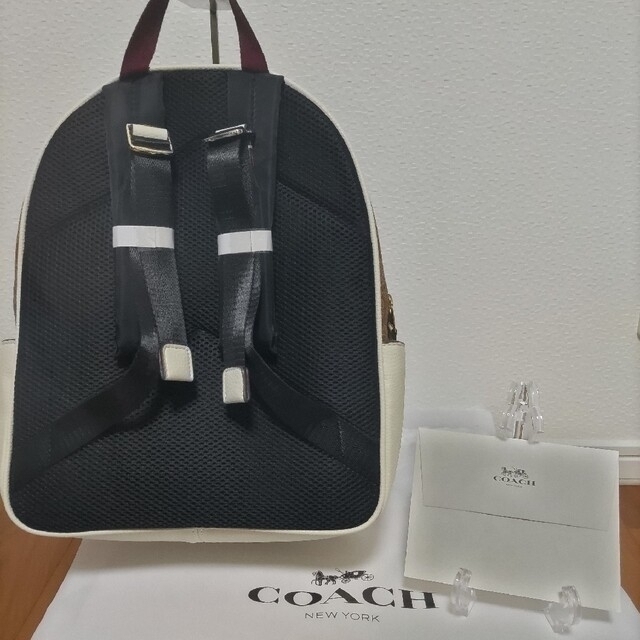 COACH(コーチ)のCOACH コーチ シグネチャー バックパック ホワイト ベージュ 未使用 レディースのバッグ(リュック/バックパック)の商品写真