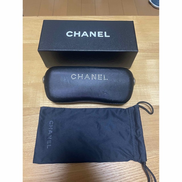 CHANEL(シャネル)のCHANEL シャネル　眼鏡ケース　箱　ラインストーン レディースのファッション小物(サングラス/メガネ)の商品写真