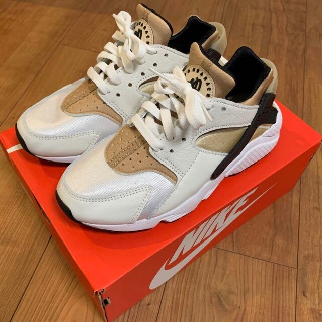 限定値下！【NIKE meets emmi】W NIKE AIR HUARACH 人気沸騰ブラドン