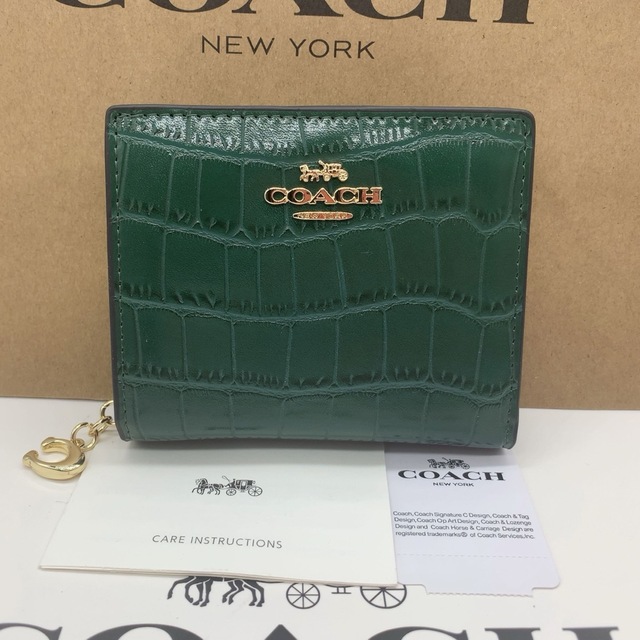 COACH - COACH 二つ折り財布　クロコダイル調　グリーン　最新作　アウトレット品