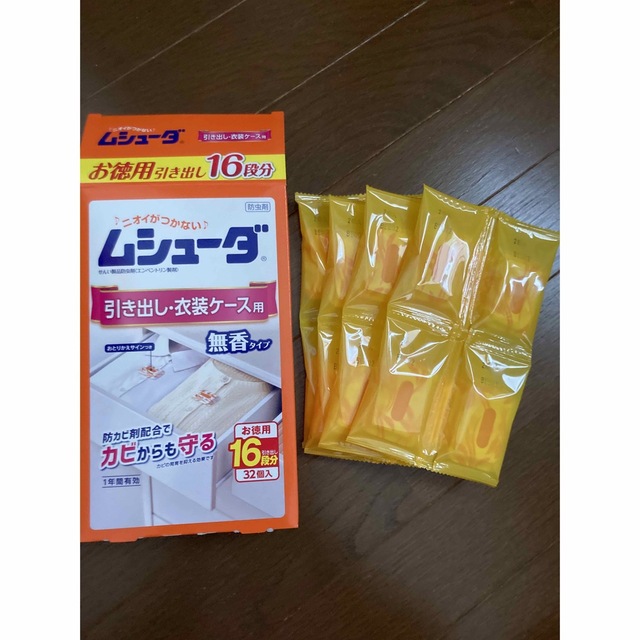 ムシューダ　引き出し・衣装ケース用　無香タイプ　32個入 インテリア/住まい/日用品の日用品/生活雑貨/旅行(日用品/生活雑貨)の商品写真