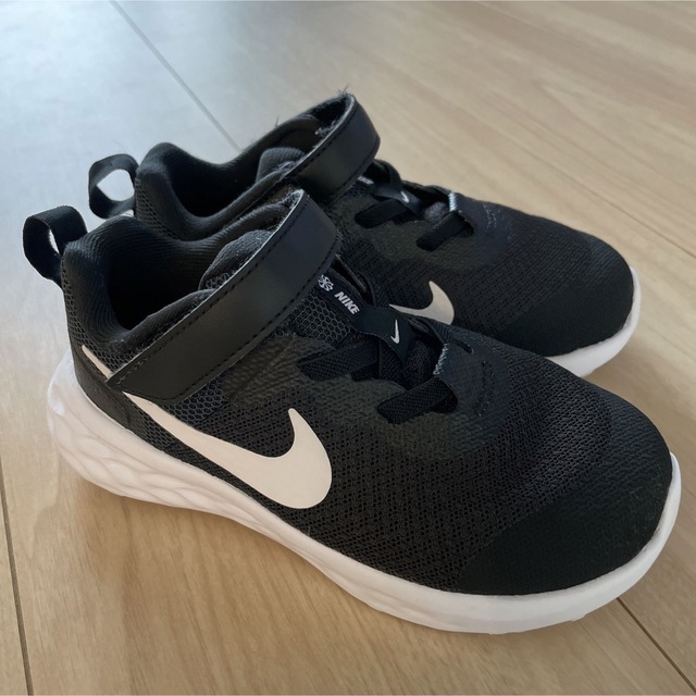 NIKE(ナイキ)のNIKE レボリューション　16cm 黒　マジックテープ キッズ/ベビー/マタニティのキッズ靴/シューズ(15cm~)(スニーカー)の商品写真