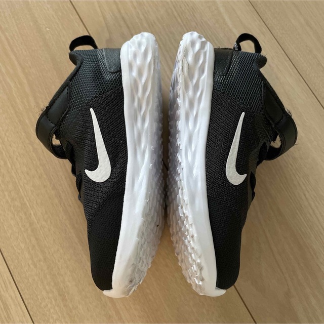 NIKE(ナイキ)のNIKE レボリューション　16cm 黒　マジックテープ キッズ/ベビー/マタニティのキッズ靴/シューズ(15cm~)(スニーカー)の商品写真