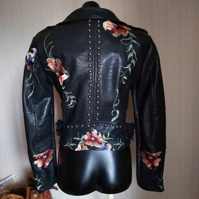 刺繍入りライダースジャケット レディースのジャケット/アウター(ライダースジャケット)の商品写真