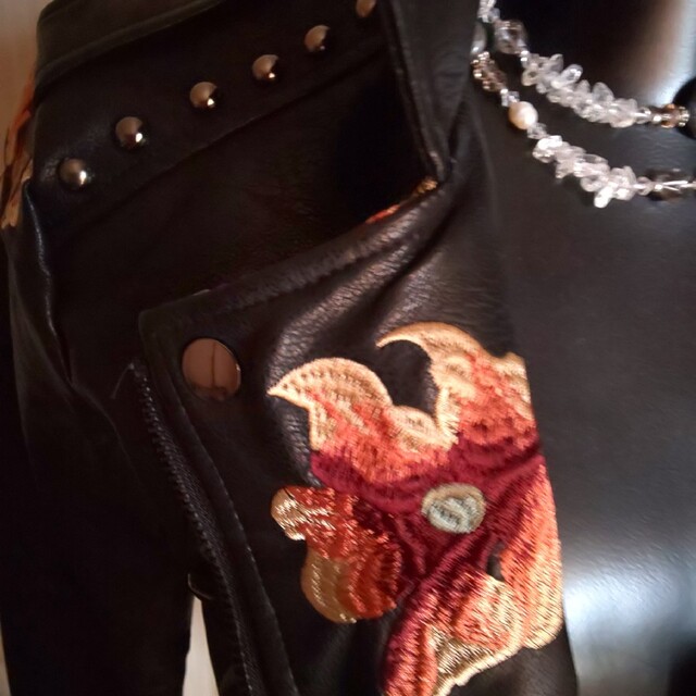 刺繍入りライダースジャケット レディースのジャケット/アウター(ライダースジャケット)の商品写真