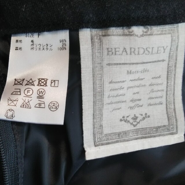 BEARDSLEY(ビアズリー)のBEARDSLEY ビアズリー ダークグレー ウール タックパンツ レディースのパンツ(その他)の商品写真