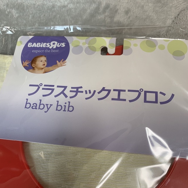 トイザらス(トイザラス)のベビー♡食事エプロンとロングスプーン♡新品 キッズ/ベビー/マタニティの授乳/お食事用品(お食事エプロン)の商品写真