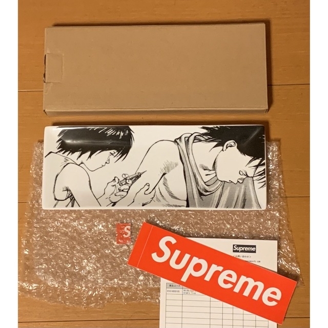 Supreme(シュプリーム)のsupreme AKIRA Syringe Plate Tシャツ トレイ BOX メンズのファッション小物(その他)の商品写真