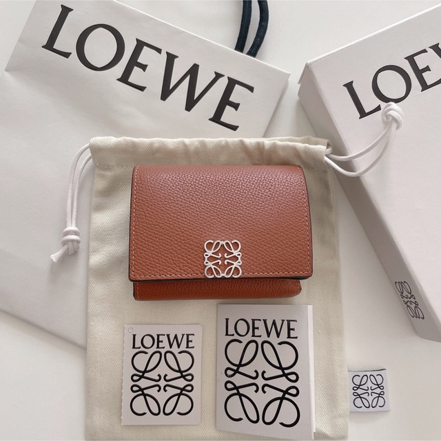 LOEWE   LOEWE ロエベ アナグラム トライフォールドウォレット タン 三