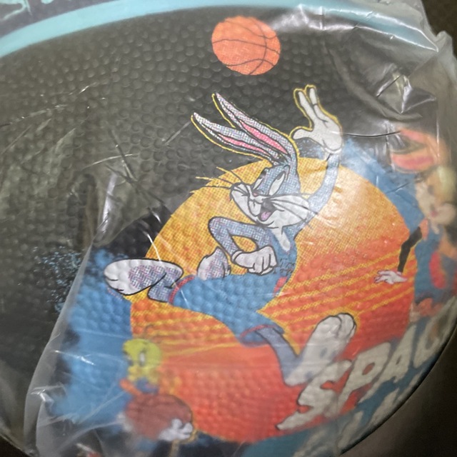 SPALDING(スポルディング)のスポルディング　スペースジャム　ゴムバスケットボール 5号 スポーツ/アウトドアのスポーツ/アウトドア その他(バスケットボール)の商品写真