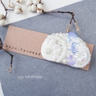 ホワイトフィッシュ　ビーズ刺繍　ブローチ(コサージュ/ブローチ)