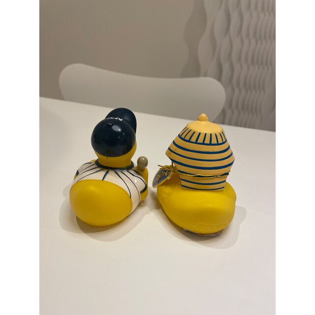 MOMA(モマ)のRUBBER DUCK２体セット★メトロポリタン美術館 / NYヤンキース エンタメ/ホビーのおもちゃ/ぬいぐるみ(キャラクターグッズ)の商品写真