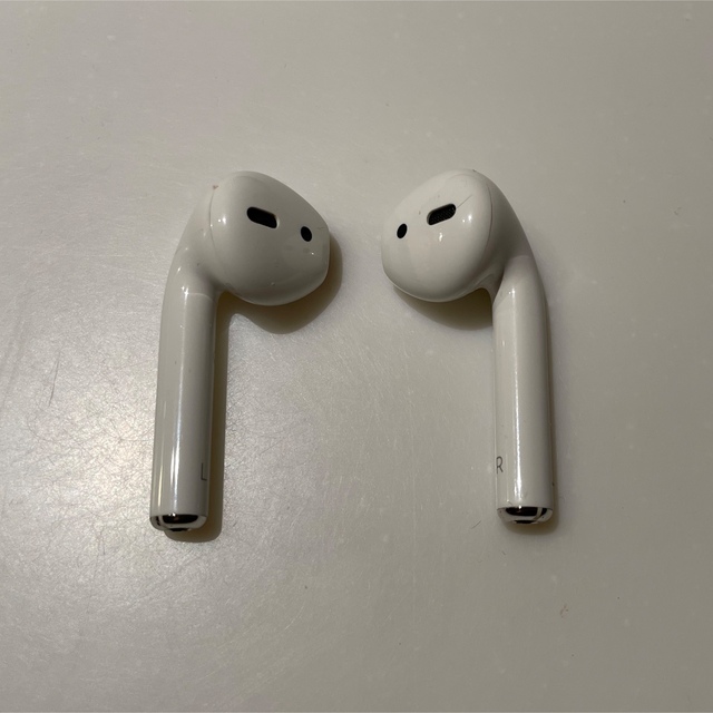 Apple(アップル)のApple AirPods (第1世代) ［正規品］右側不具合有り スマホ/家電/カメラのオーディオ機器(ヘッドフォン/イヤフォン)の商品写真