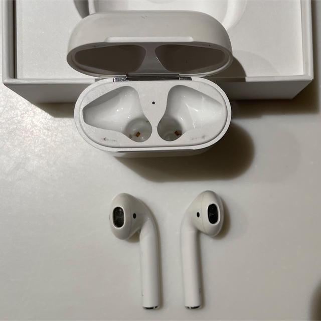 Apple(アップル)のApple AirPods (第1世代) ［正規品］右側不具合有り スマホ/家電/カメラのオーディオ機器(ヘッドフォン/イヤフォン)の商品写真