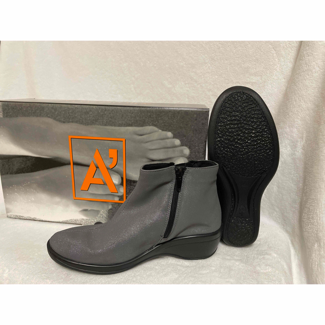 アルコペディコ　グレーショートブーツ23.5 レディースの靴/シューズ(ブーティ)の商品写真
