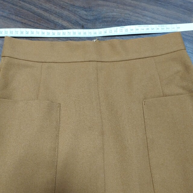 GU(ジーユー)のgu ジーユー キャメル色 スカート レディース M ベージュ 膝下丈 Aライン レディースのスカート(ひざ丈スカート)の商品写真