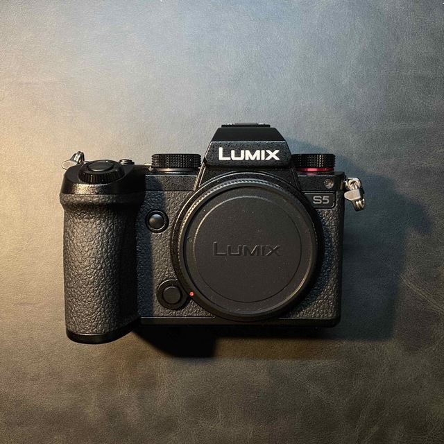 Panasonic(パナソニック)のLUMIX S5 DC-S5K レンズキット 美品 スマホ/家電/カメラのカメラ(ミラーレス一眼)の商品写真