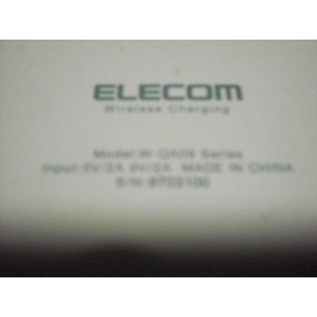 ELECOM(エレコム)のワイヤレススマホ充電機　薄型　携帯軽々 充電OKか否か分かる人のみ購入可能 スマホ/家電/カメラのスマートフォン/携帯電話(バッテリー/充電器)の商品写真