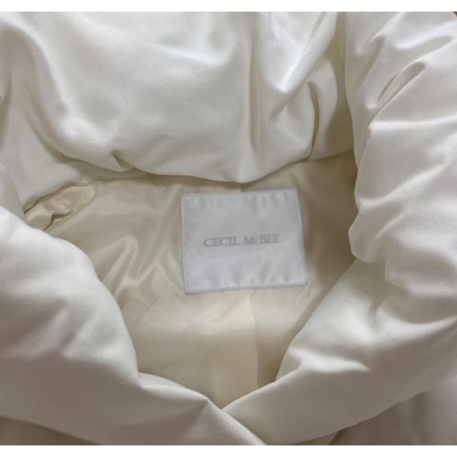 CECIL McBEE(セシルマクビー)のCECIL McBEE白ダウンコート レディースのジャケット/アウター(ダウンコート)の商品写真