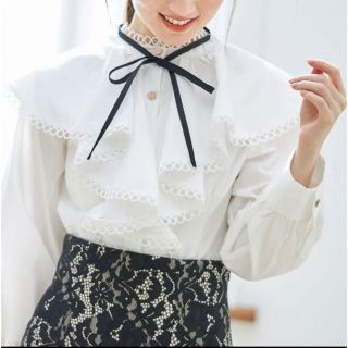 トッコクローゼット(TOCCO closet)の【新品未使用タグ付き】tocco closet リボン付きラッフルフリルブラウス(シャツ/ブラウス(長袖/七分))