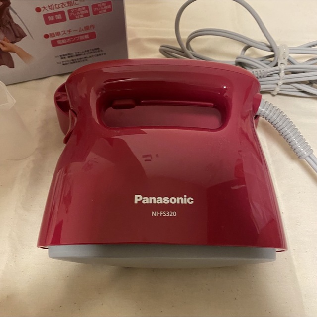 Panasonic(パナソニック)のPanasonic 衣類スチーマー NI-FS320-RP スマホ/家電/カメラの生活家電(アイロン)の商品写真