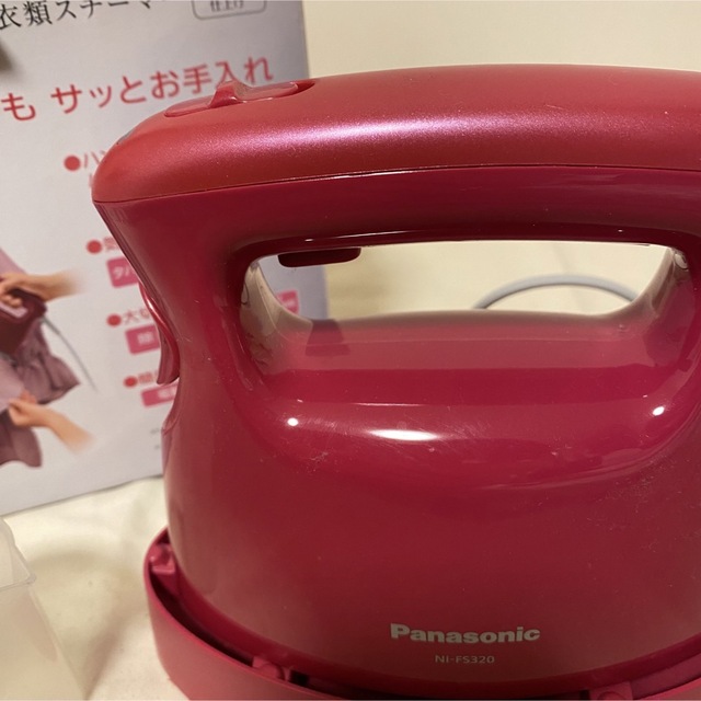 Panasonic(パナソニック)のPanasonic 衣類スチーマー NI-FS320-RP スマホ/家電/カメラの生活家電(アイロン)の商品写真