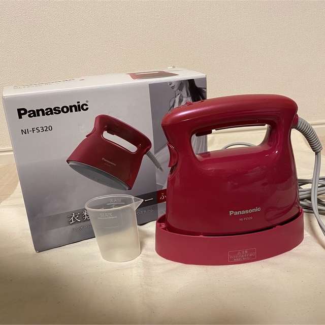 Panasonic(パナソニック)のPanasonic 衣類スチーマー NI-FS320-RP スマホ/家電/カメラの生活家電(アイロン)の商品写真