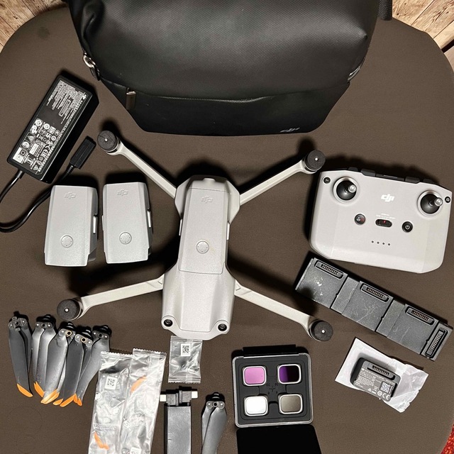 Inspire（DJI）(インスパイア)のドローン DJI AIR 2S Fly More Combo  エンタメ/ホビーのおもちゃ/ぬいぐるみ(ホビーラジコン)の商品写真