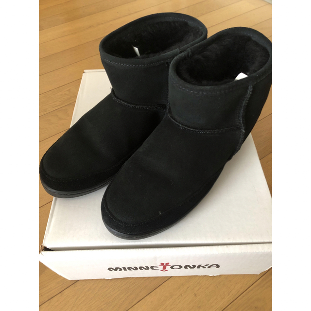 Minnetonka(ミネトンカ)の美品　ミネトンカムートンブーツ黒　24cm レディースの靴/シューズ(ブーツ)の商品写真