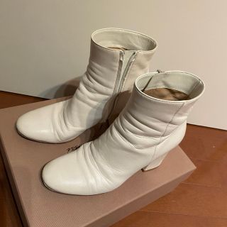 ジャンヴィットロッシ(Gianvito Rossi)の【今春人気⭐︎】メゾンブランド⭐︎白ショートブーツ(ブーツ)